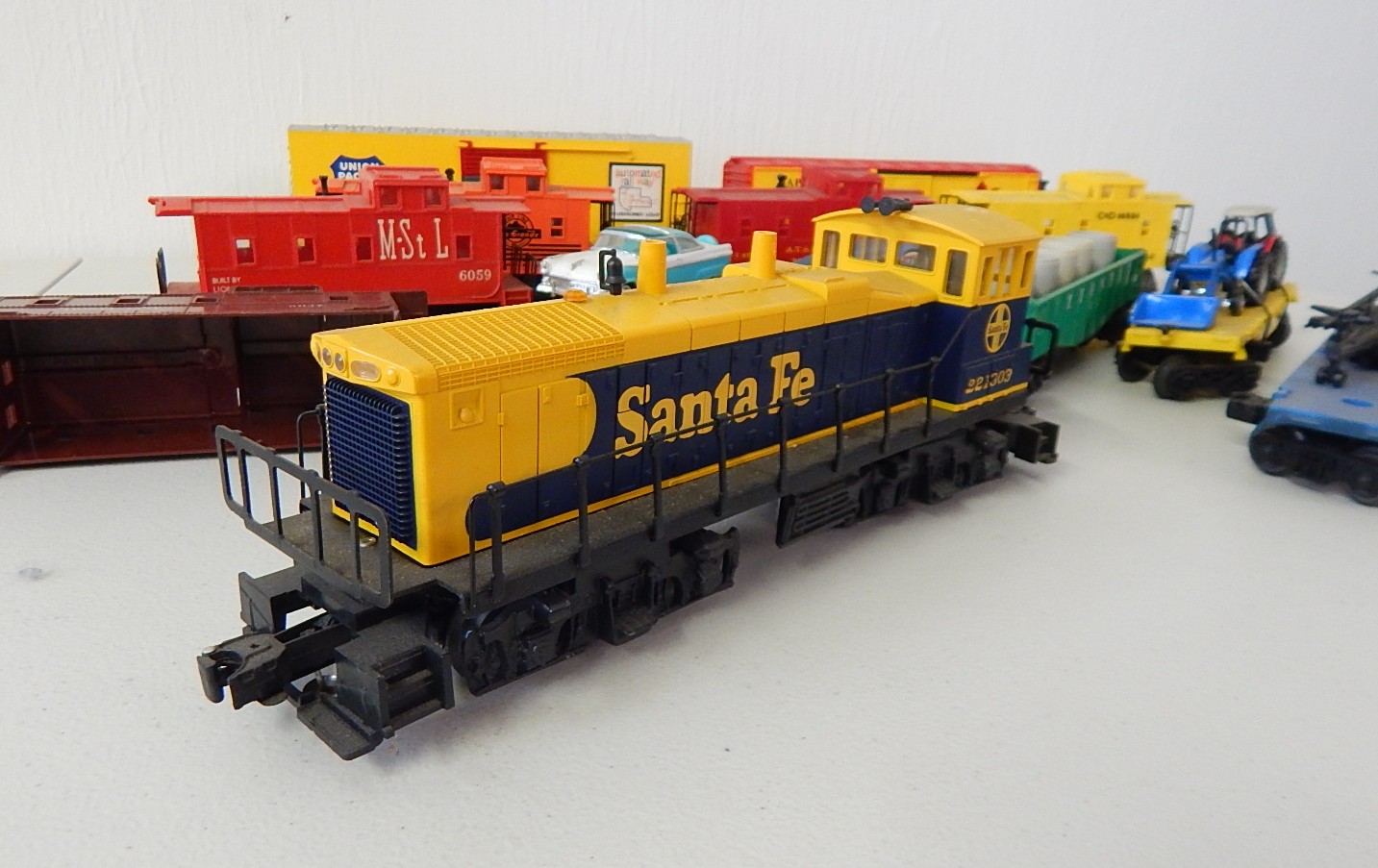 Lionel K-Line Santa Fe 221303 Diesel Engine and Lionel Train Cars