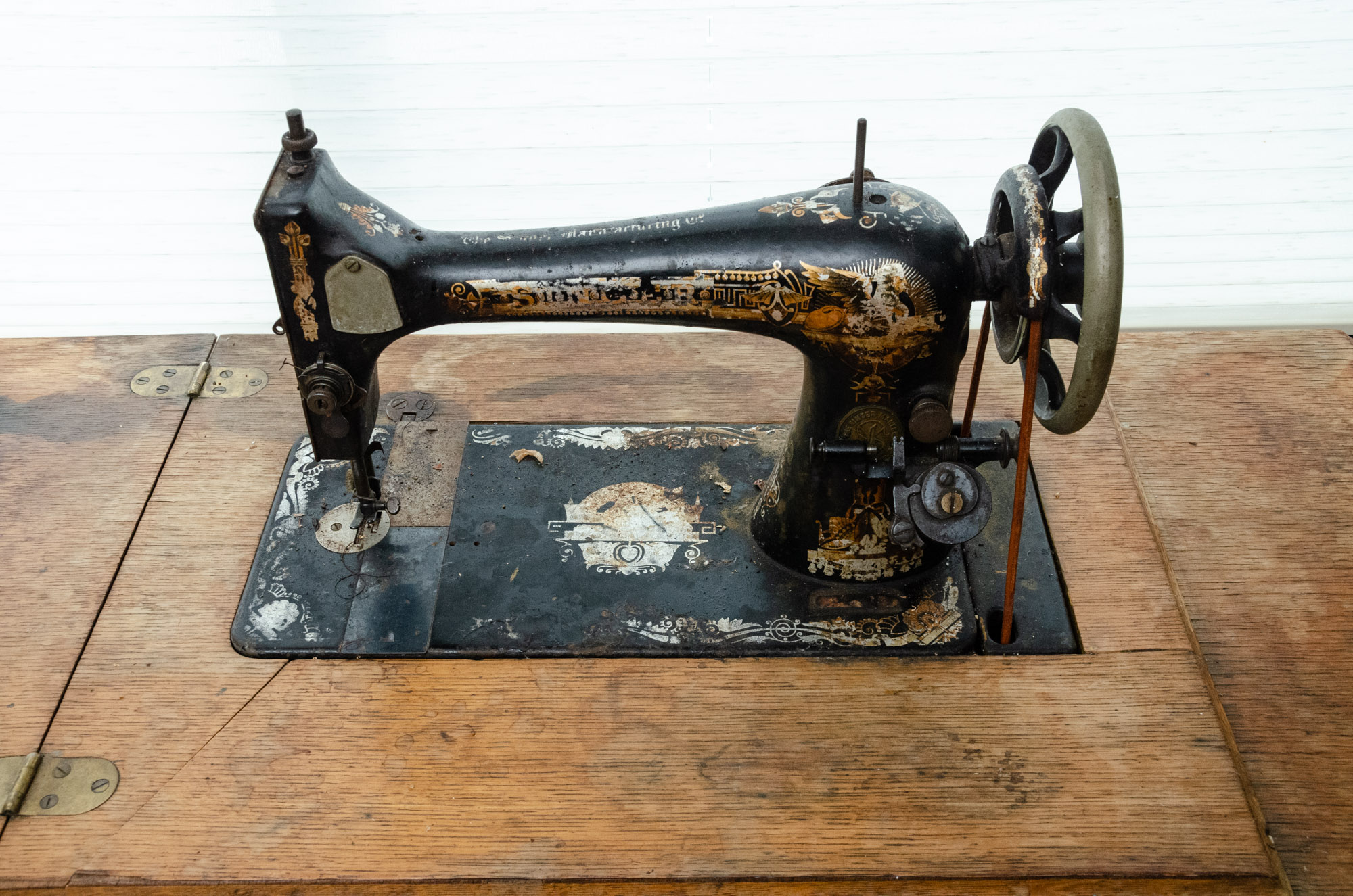Antique Singer Sewing Machine in Oak Storage Cabinet
