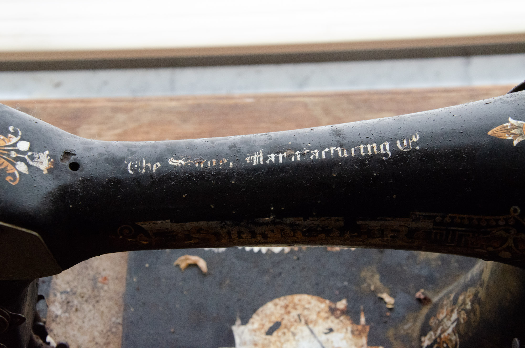 Antique Singer Sewing Machine in Oak Storage Cabinet