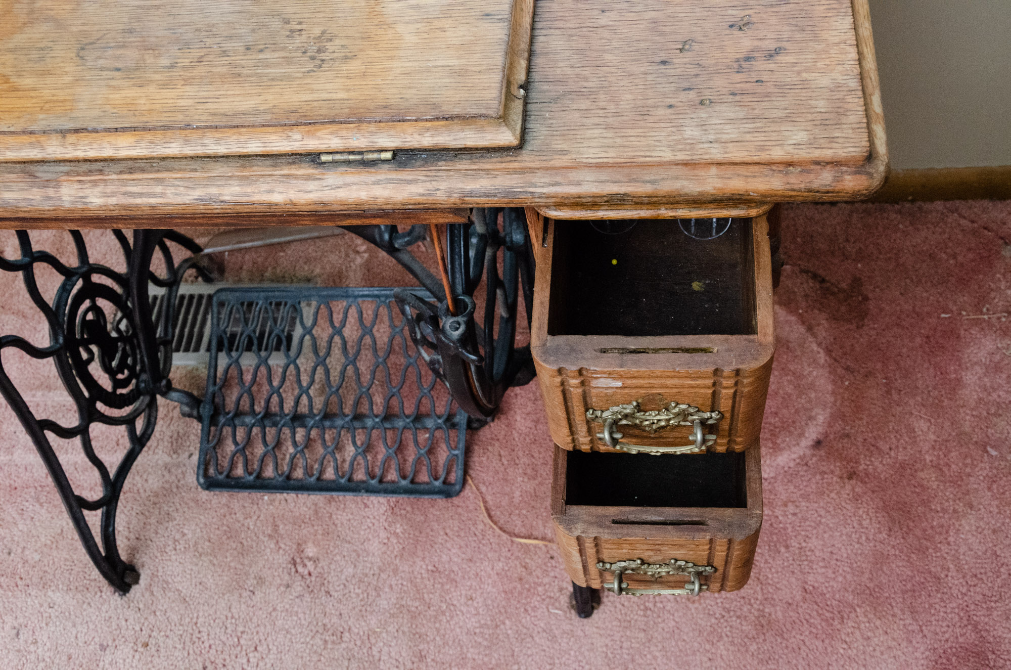 Antique Singer Sewing Machine in Oak Storage Cabinet
