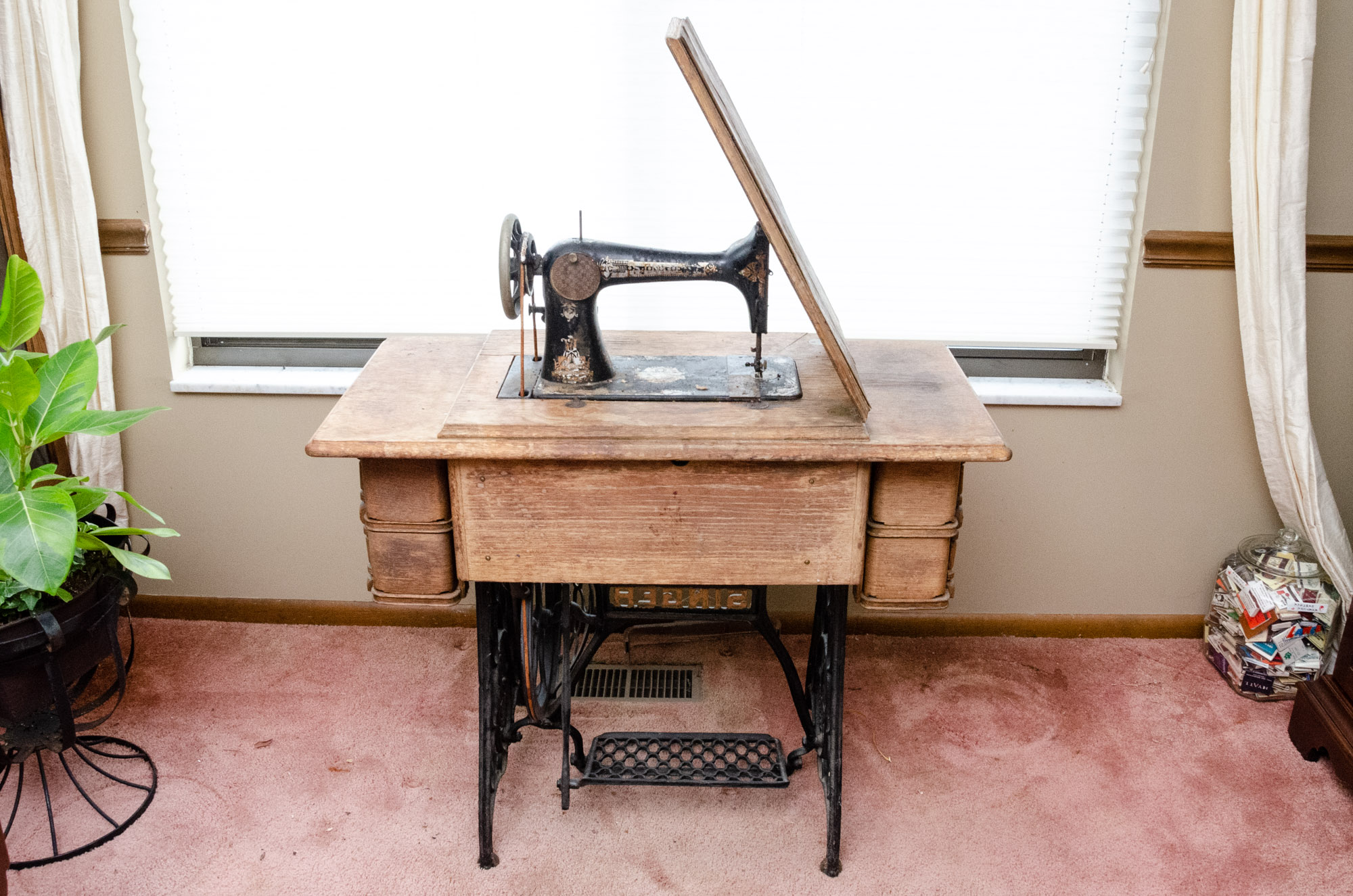 Antique Singer Sewing Machine in Oak Storage Cabinet