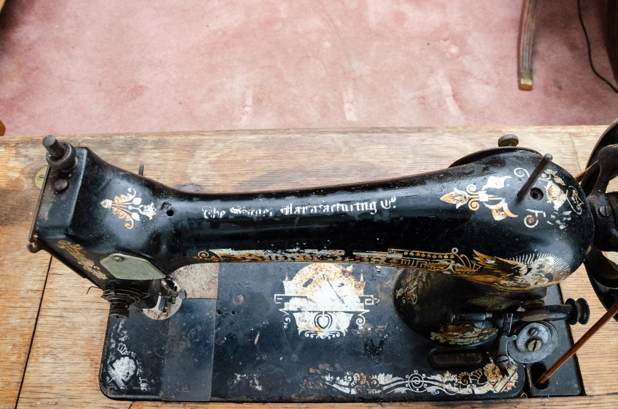 Antique Singer Sewing Machine in Oak Storage Cabinet