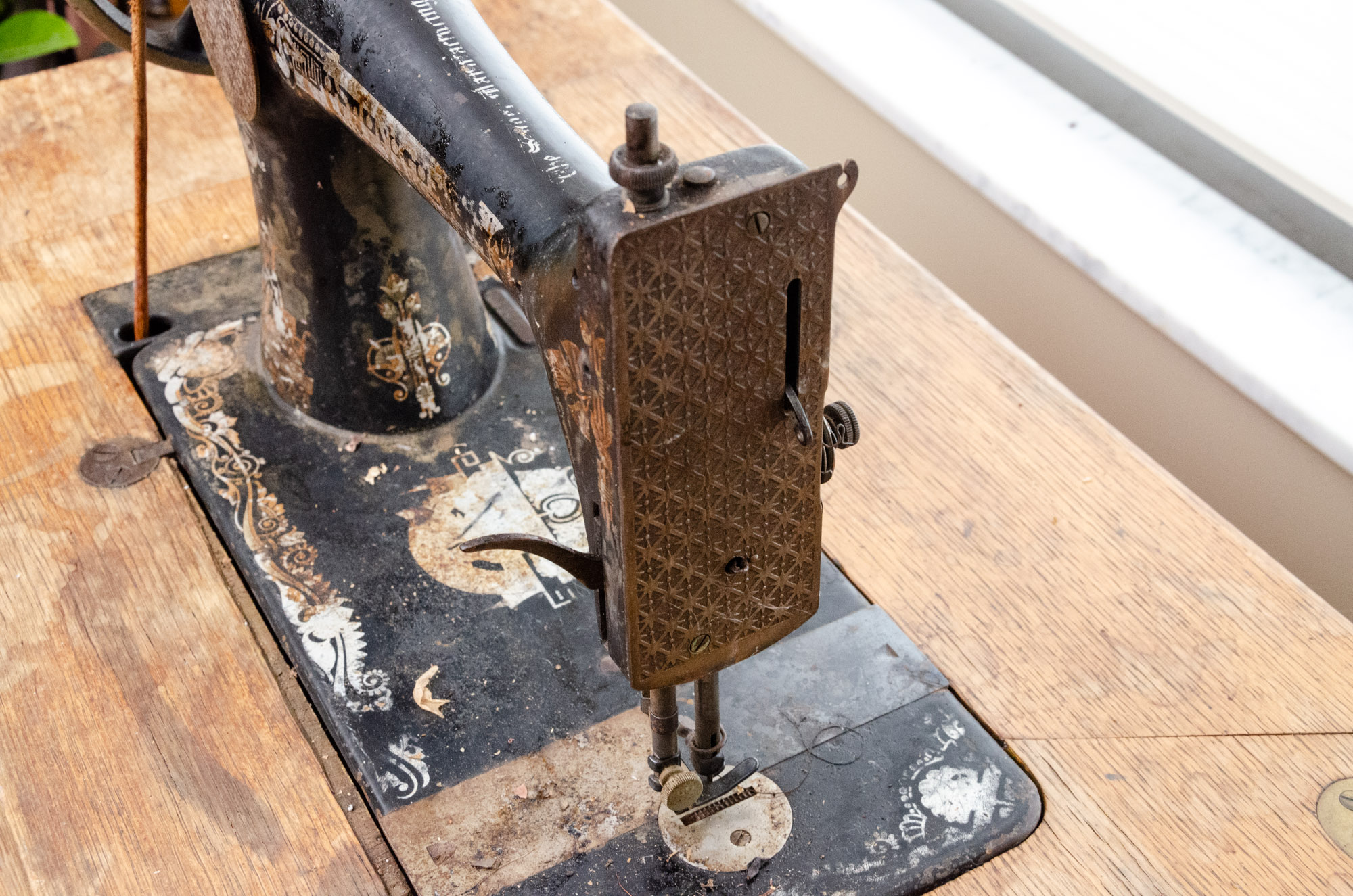 Antique Singer Sewing Machine in Oak Storage Cabinet