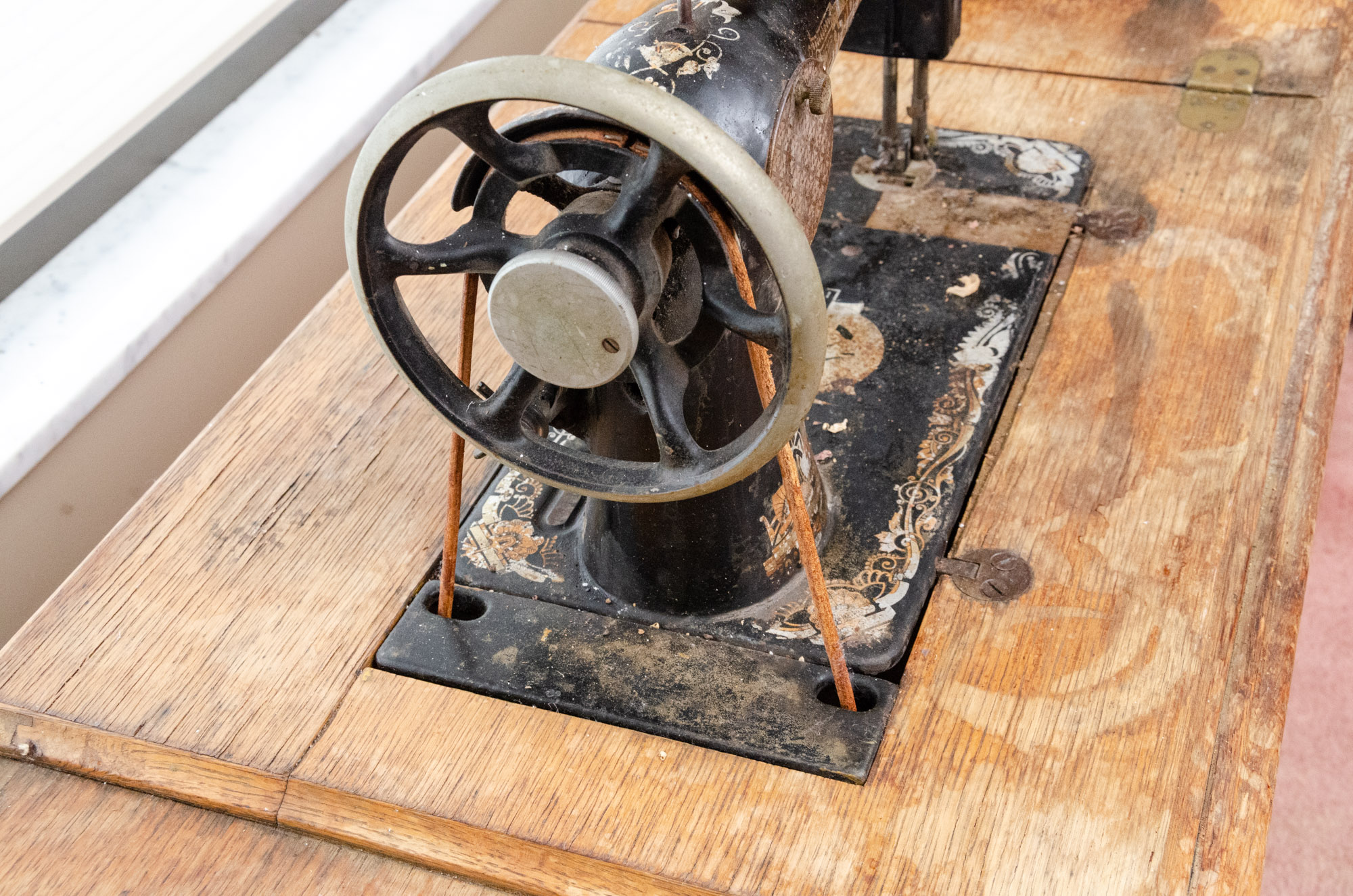 Antique Singer Sewing Machine in Oak Storage Cabinet