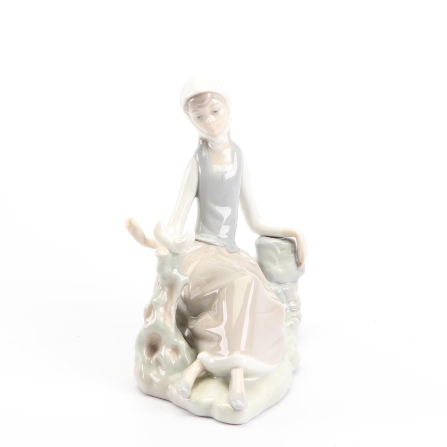 Lladró " Shepherdess with Dove" #4660 Porcelain Figurine