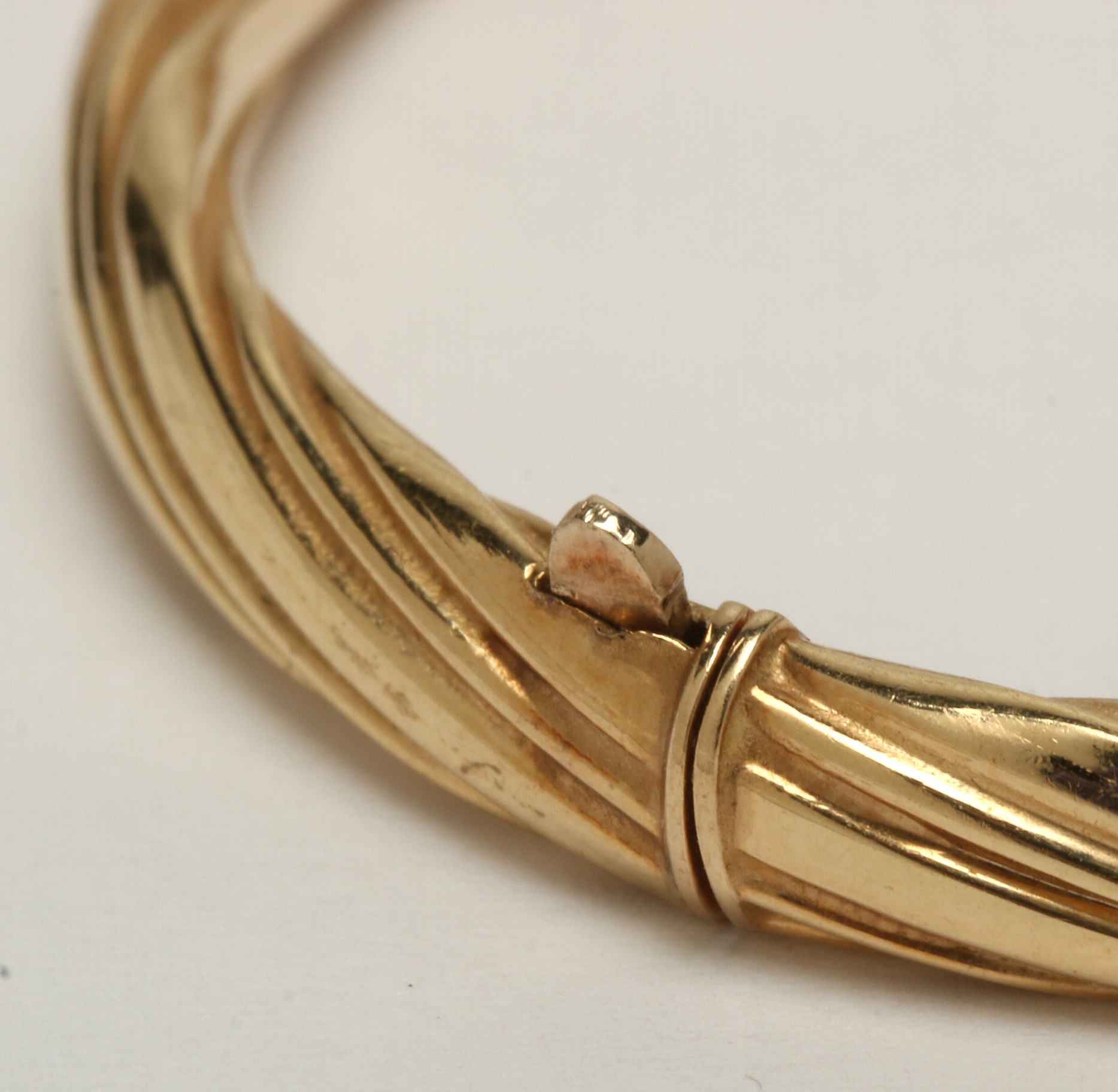 14K Yellow Gold Textured Hinged Bangle Bracelet