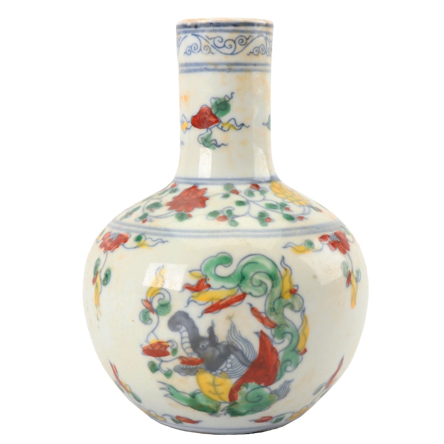Chinese Wucai Hand-Painted Ceramic Vase