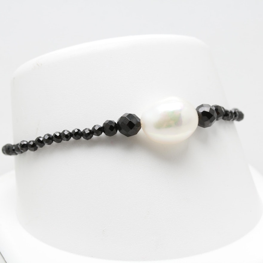 Cultured Pearl and Syntheitc Black Spinel Bracelet