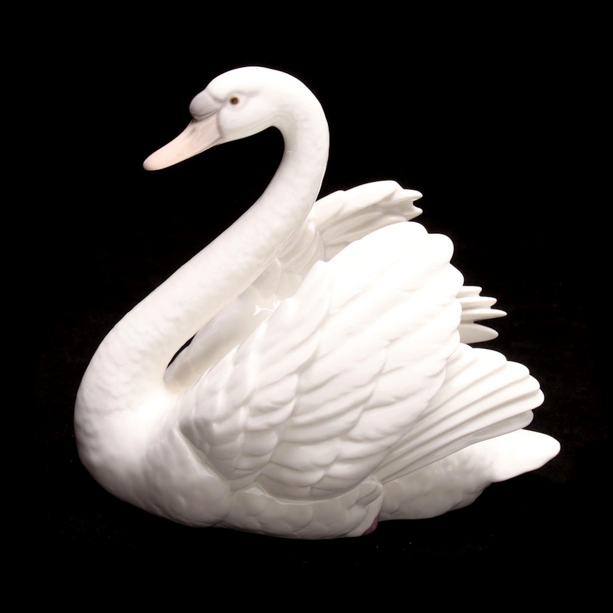 Lladró "Swan with Wings Spread" Porcelain Figurine
