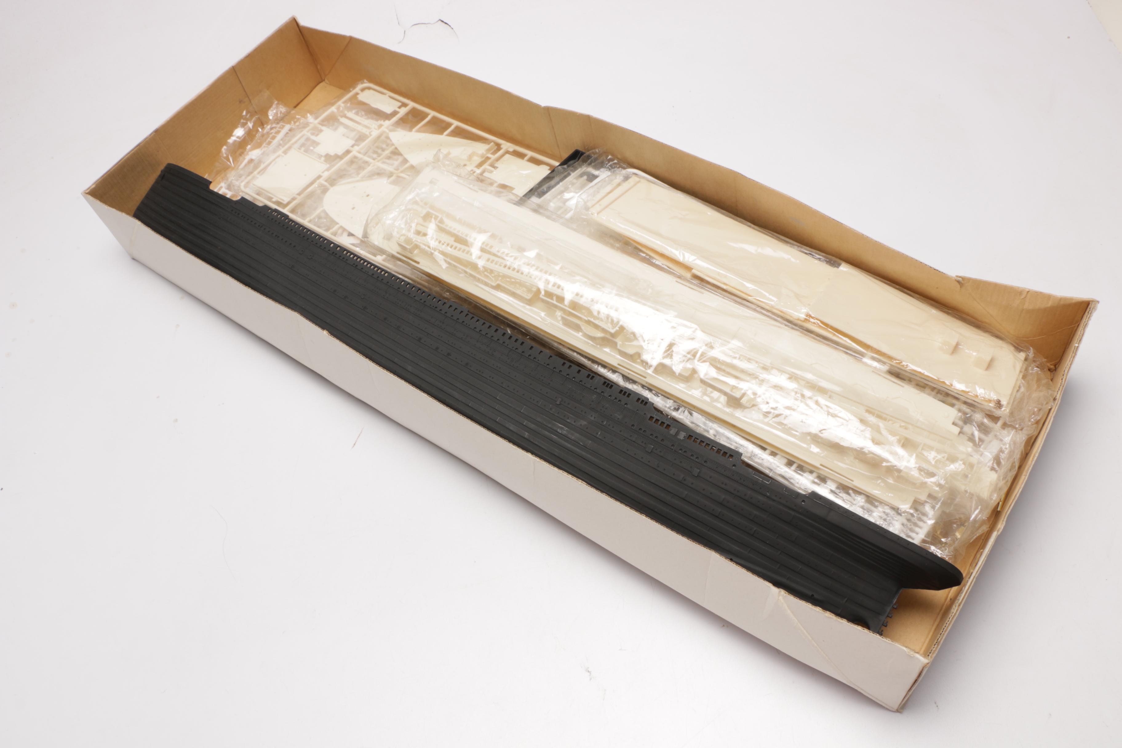 Boxed Minicraft White Star Line R.M.S. Titanic 1:130 Scale Model Kit