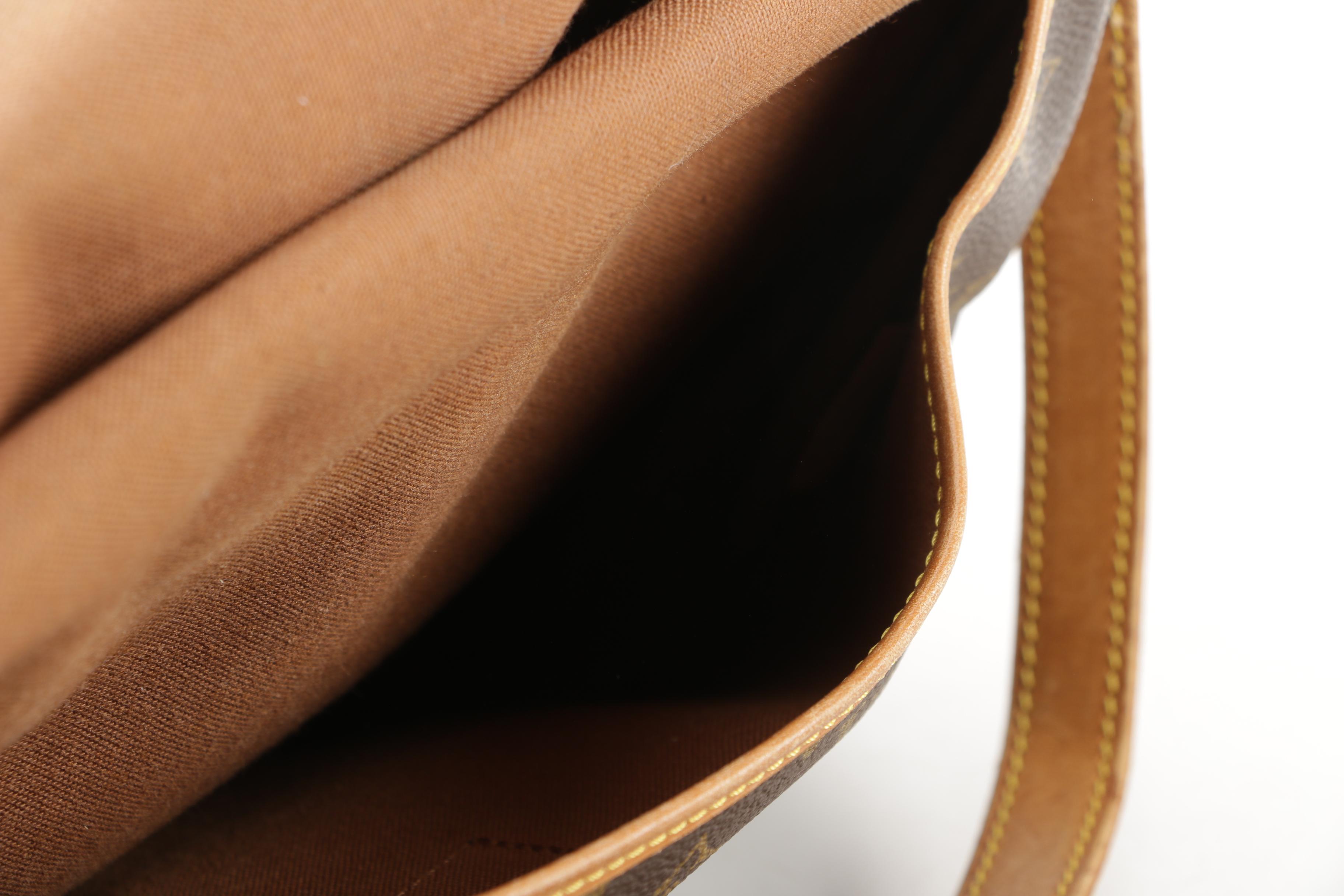 1991 Vintage Louis Vuitton Paris Monogram Canvas Saumur MM Crossbody Bag