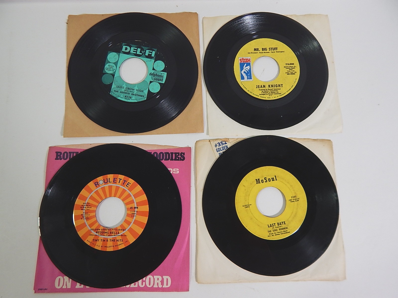 Collection of 1960s/70s 45 RPM Record Albums with Country, Rock, Pop, and R&B