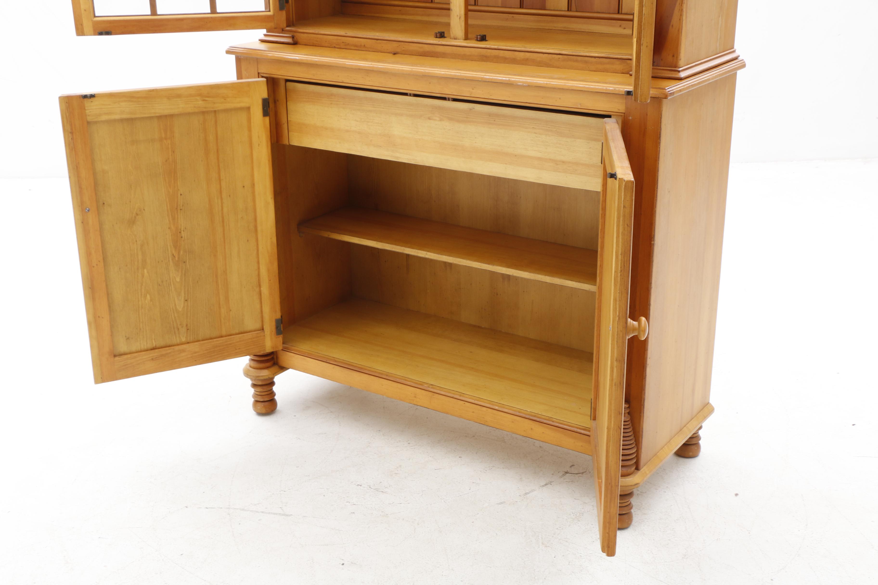 Lexington Furniture Illuminated "Bee Hive" 2-Piece China Hutch and Cabinet