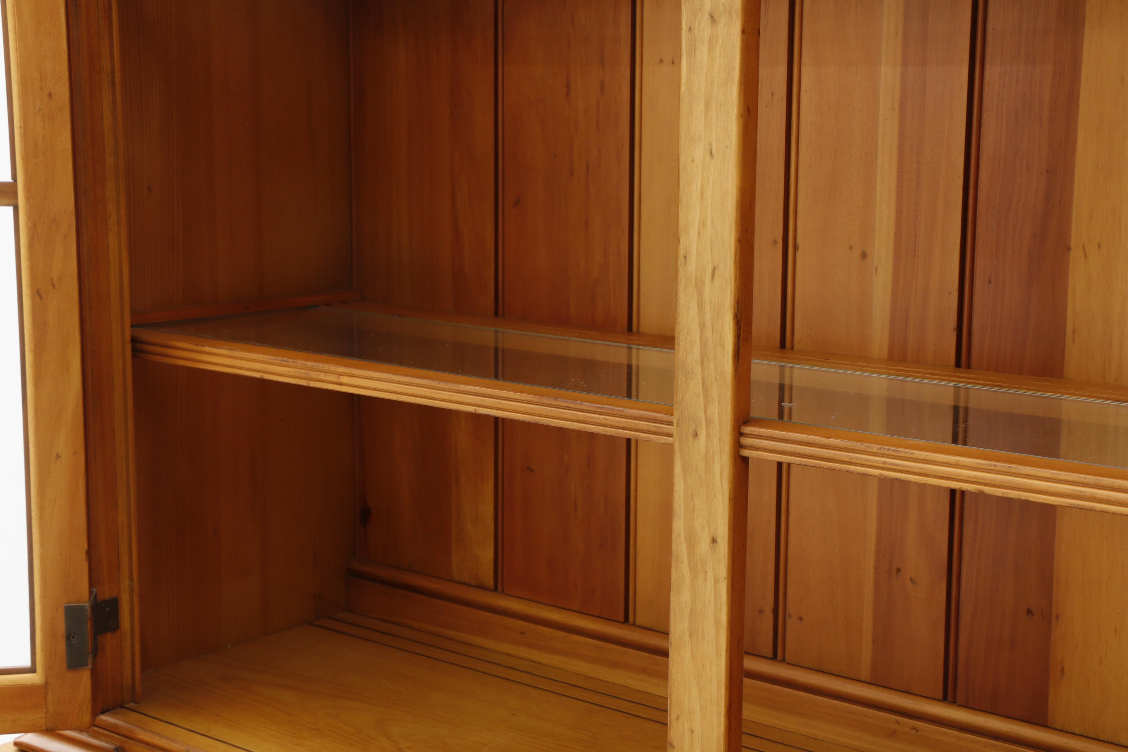 Lexington Furniture Illuminated "Bee Hive" 2-Piece China Hutch and Cabinet