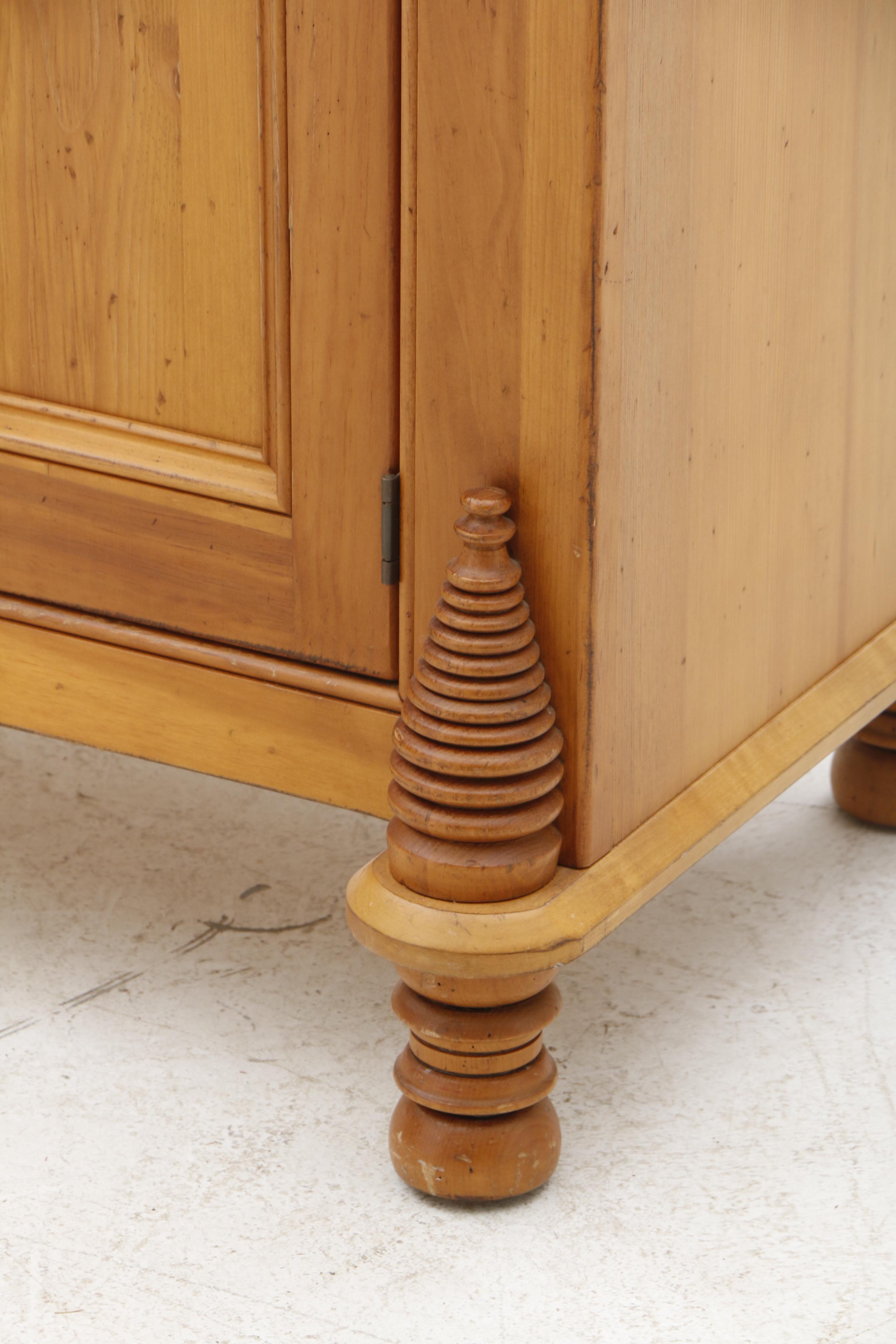 Lexington Furniture Illuminated "Bee Hive" 2-Piece China Hutch and Cabinet