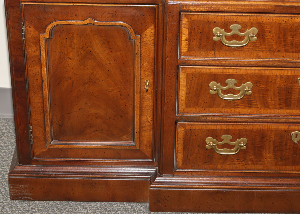 "18th Century Portfolio" Illuminated China Cabinet by Henredon, Mid-20th Century