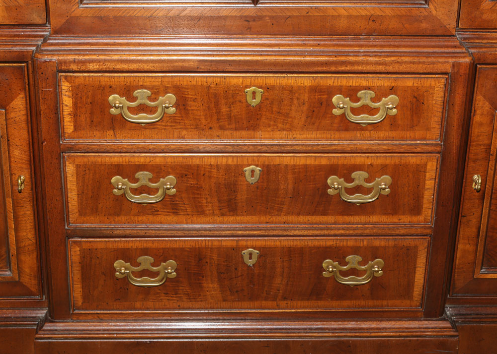 "18th Century Portfolio" Illuminated China Cabinet by Henredon, Mid-20th Century