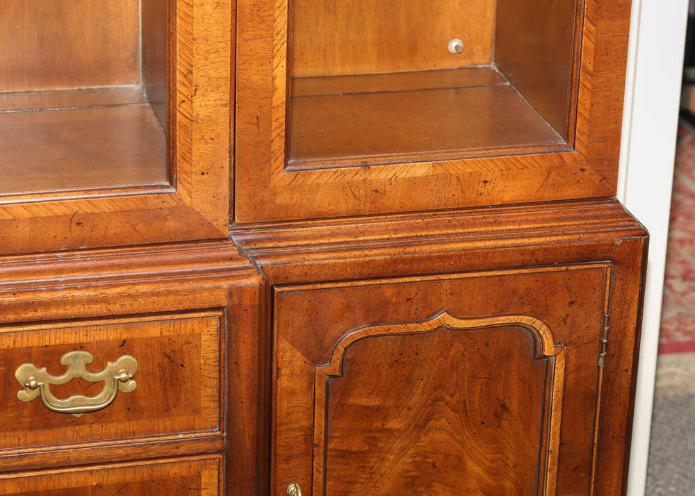 "18th Century Portfolio" Illuminated China Cabinet by Henredon, Mid-20th Century