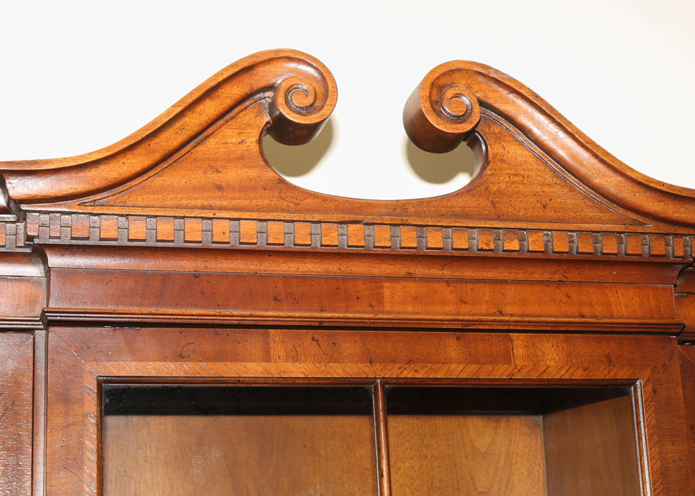 "18th Century Portfolio" Illuminated China Cabinet by Henredon, Mid-20th Century