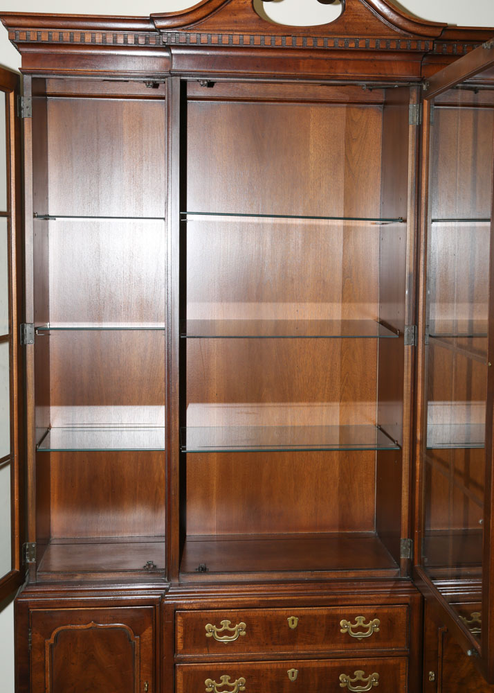 "18th Century Portfolio" Illuminated China Cabinet by Henredon, Mid-20th Century