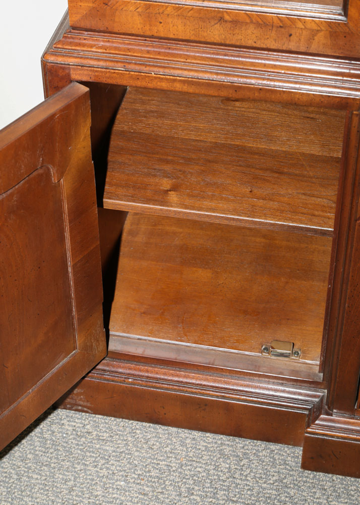 "18th Century Portfolio" Illuminated China Cabinet by Henredon, Mid-20th Century