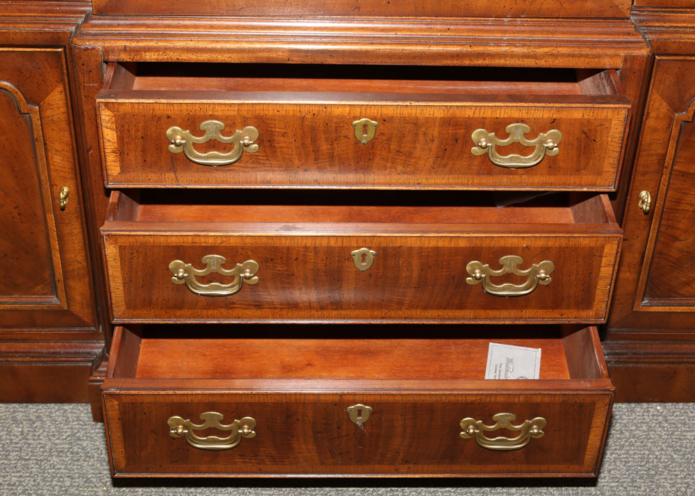 "18th Century Portfolio" Illuminated China Cabinet by Henredon, Mid-20th Century