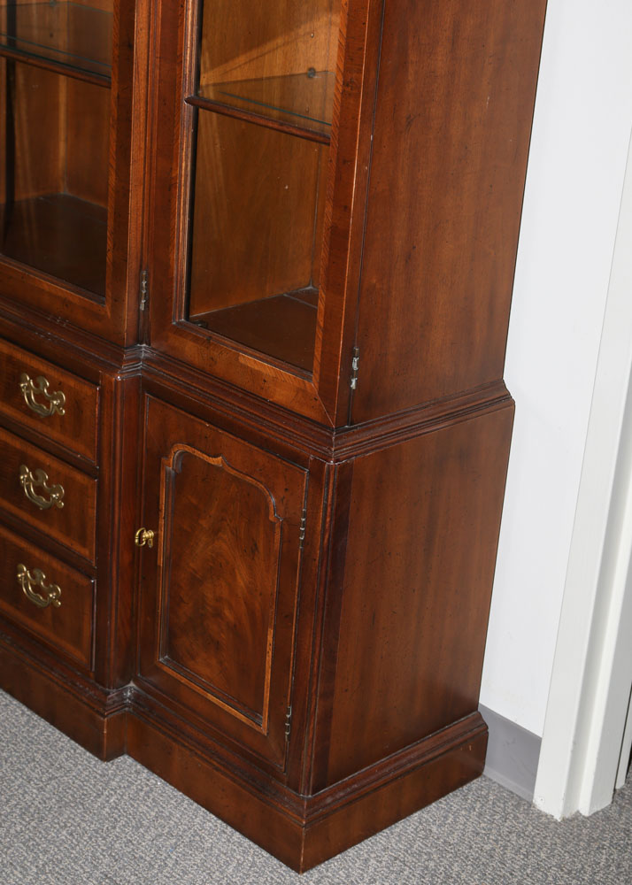 "18th Century Portfolio" Illuminated China Cabinet by Henredon, Mid-20th Century