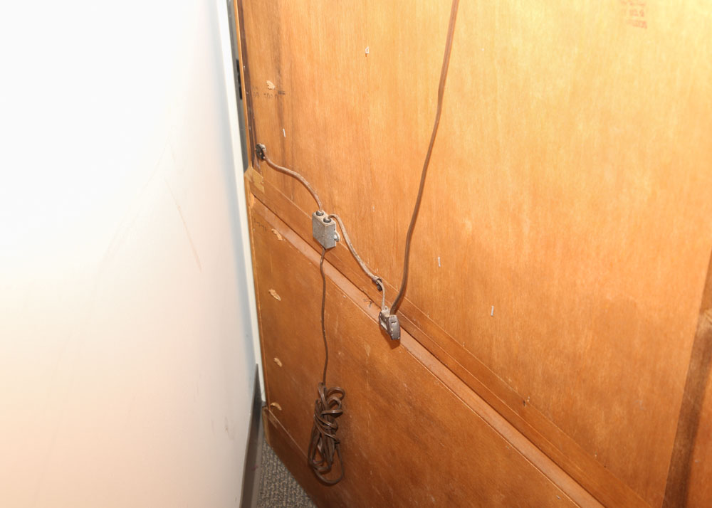 "18th Century Portfolio" Illuminated China Cabinet by Henredon, Mid-20th Century