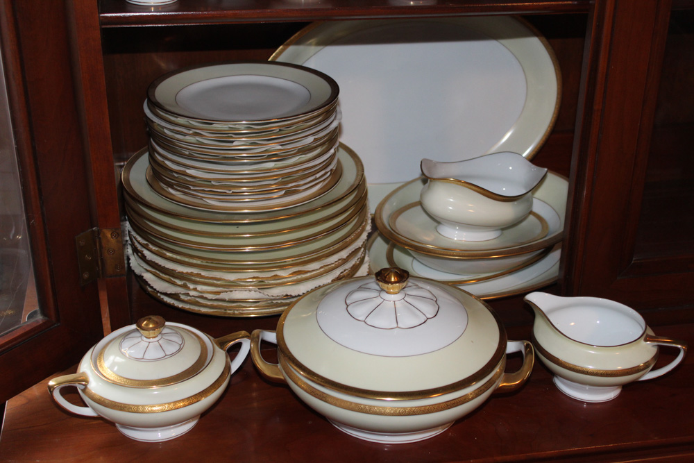 Victoria Czechoslovakia Porcelain Dinnerware for Twelve
