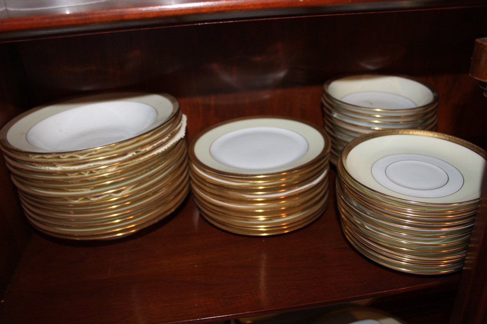 Victoria Czechoslovakia Porcelain Dinnerware for Twelve