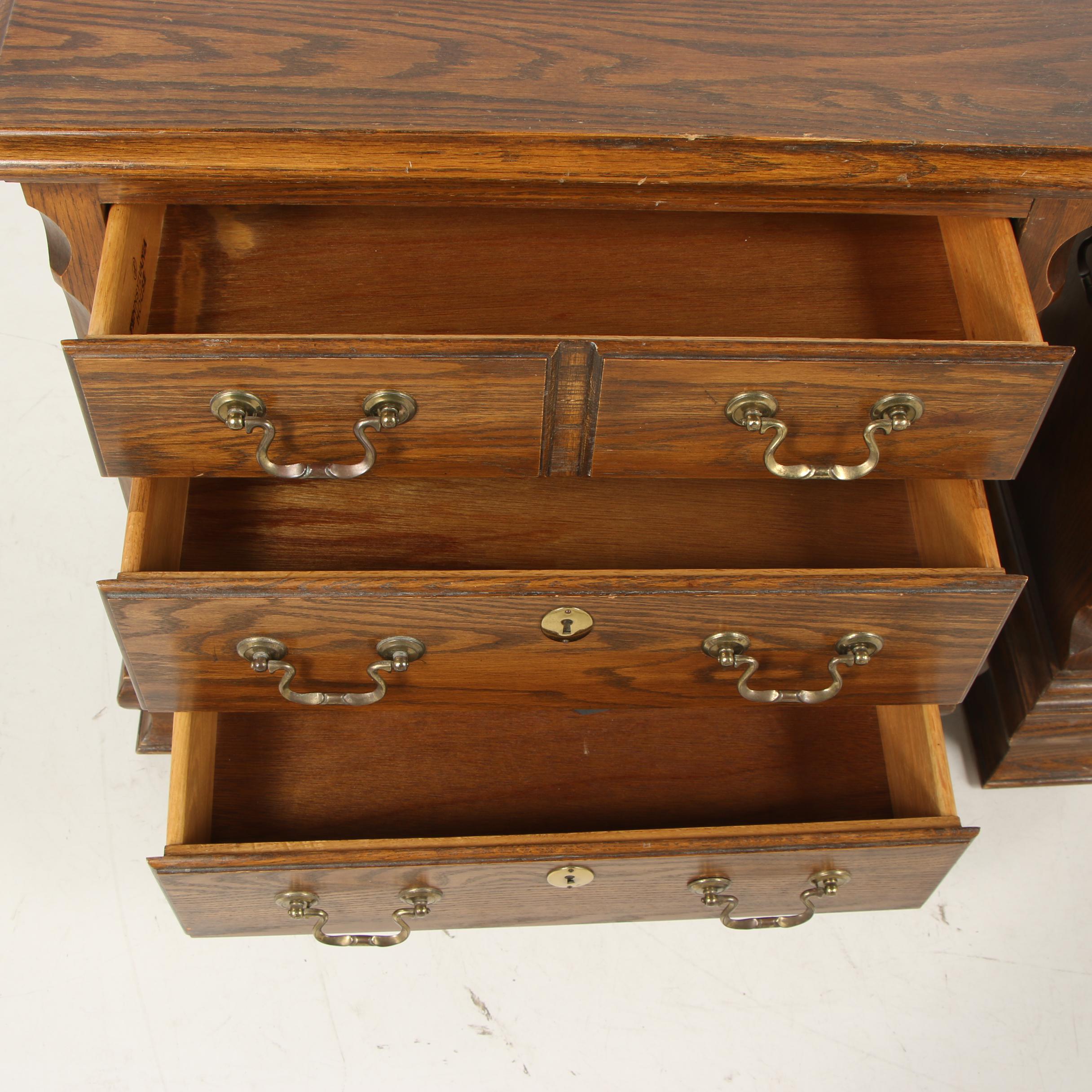 Colonial Style Oak Nightstands by Pennsylvania House, Late 20th Century