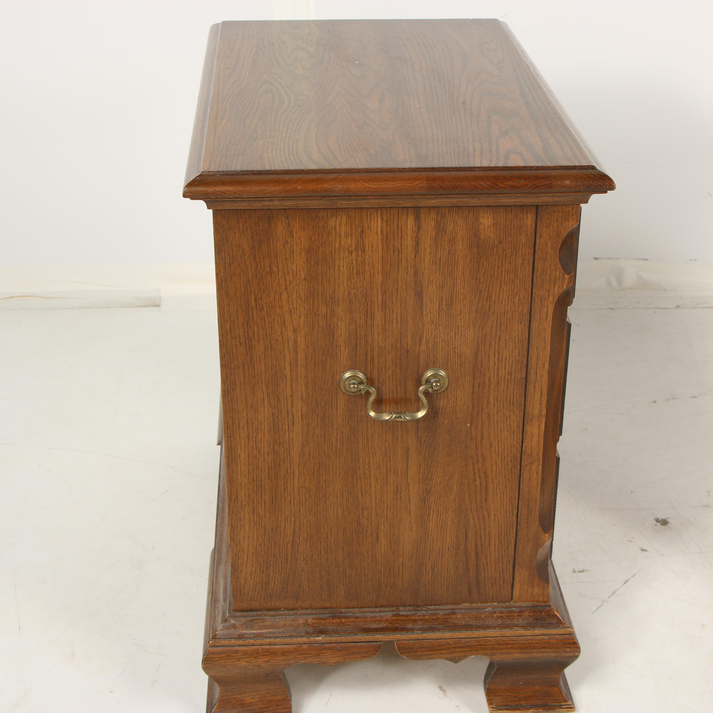 Colonial Style Oak Nightstands by Pennsylvania House, Late 20th Century