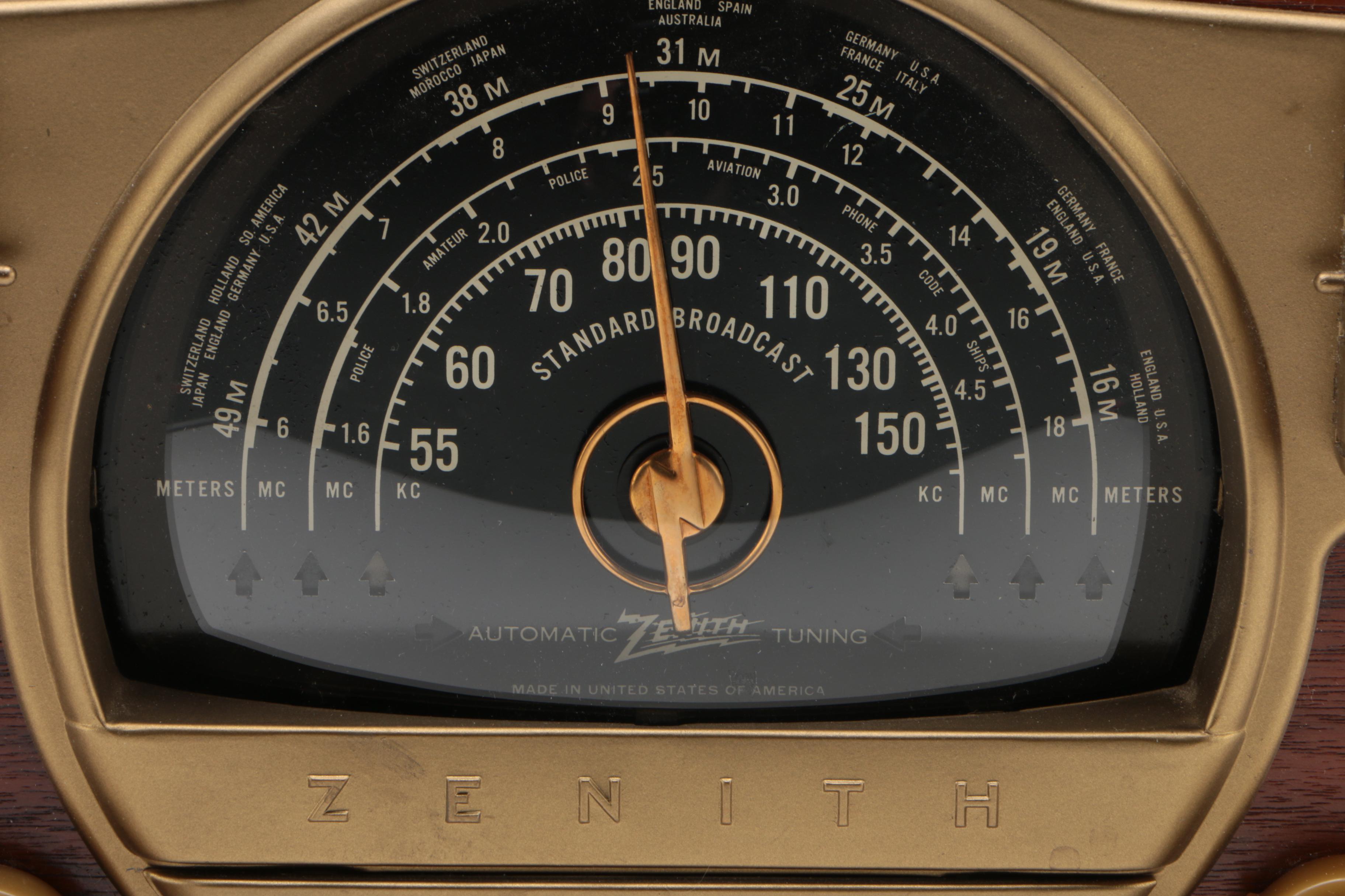 Art Moderne Zenith 7S530 Mahogany Broadcast and Shortwave Receiver Radio, 1940