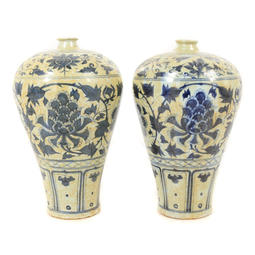 Chinese Hand-Painted Blue and White Foliate Pattern Floor Vases