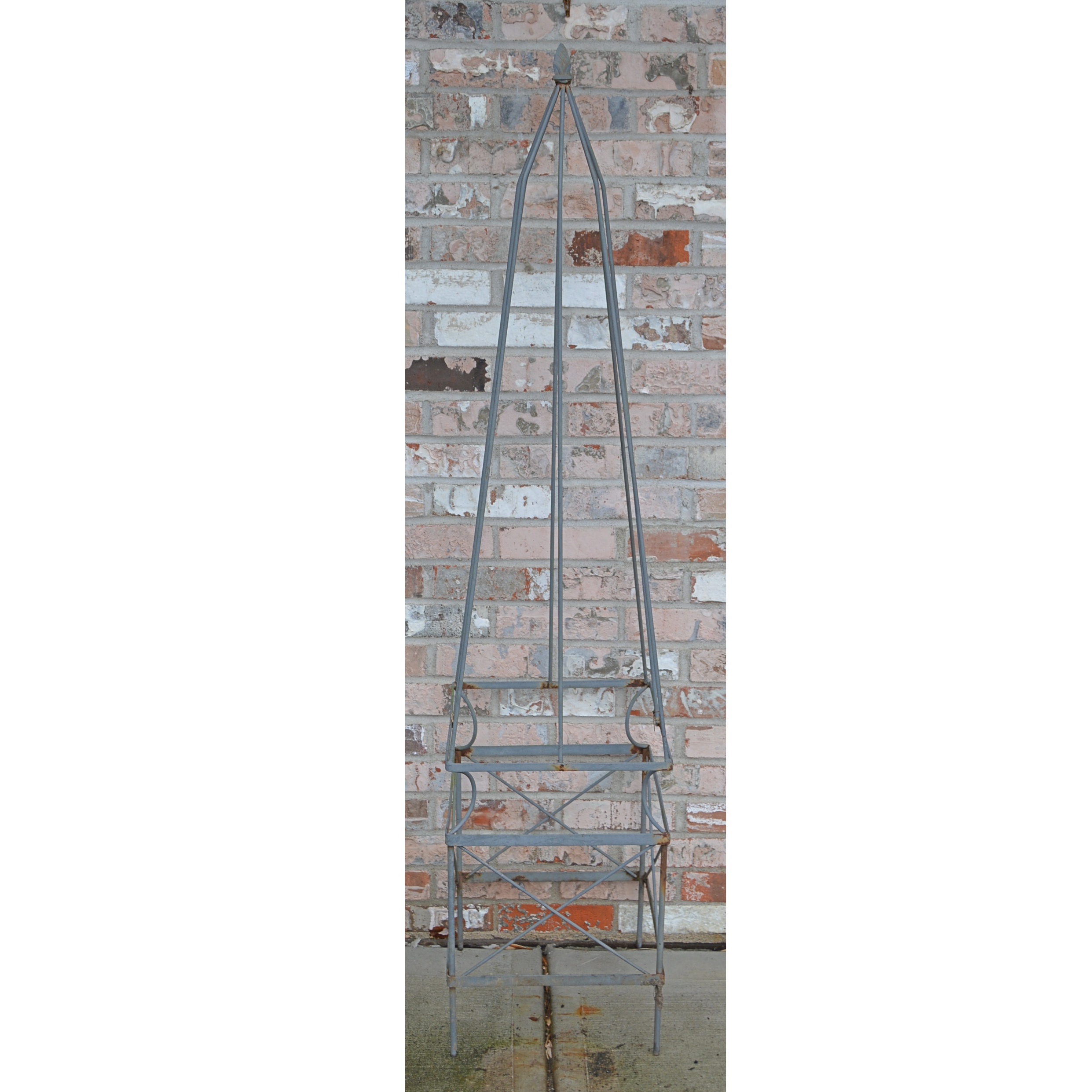 Painted Metal Garden Obelisk/Topiary