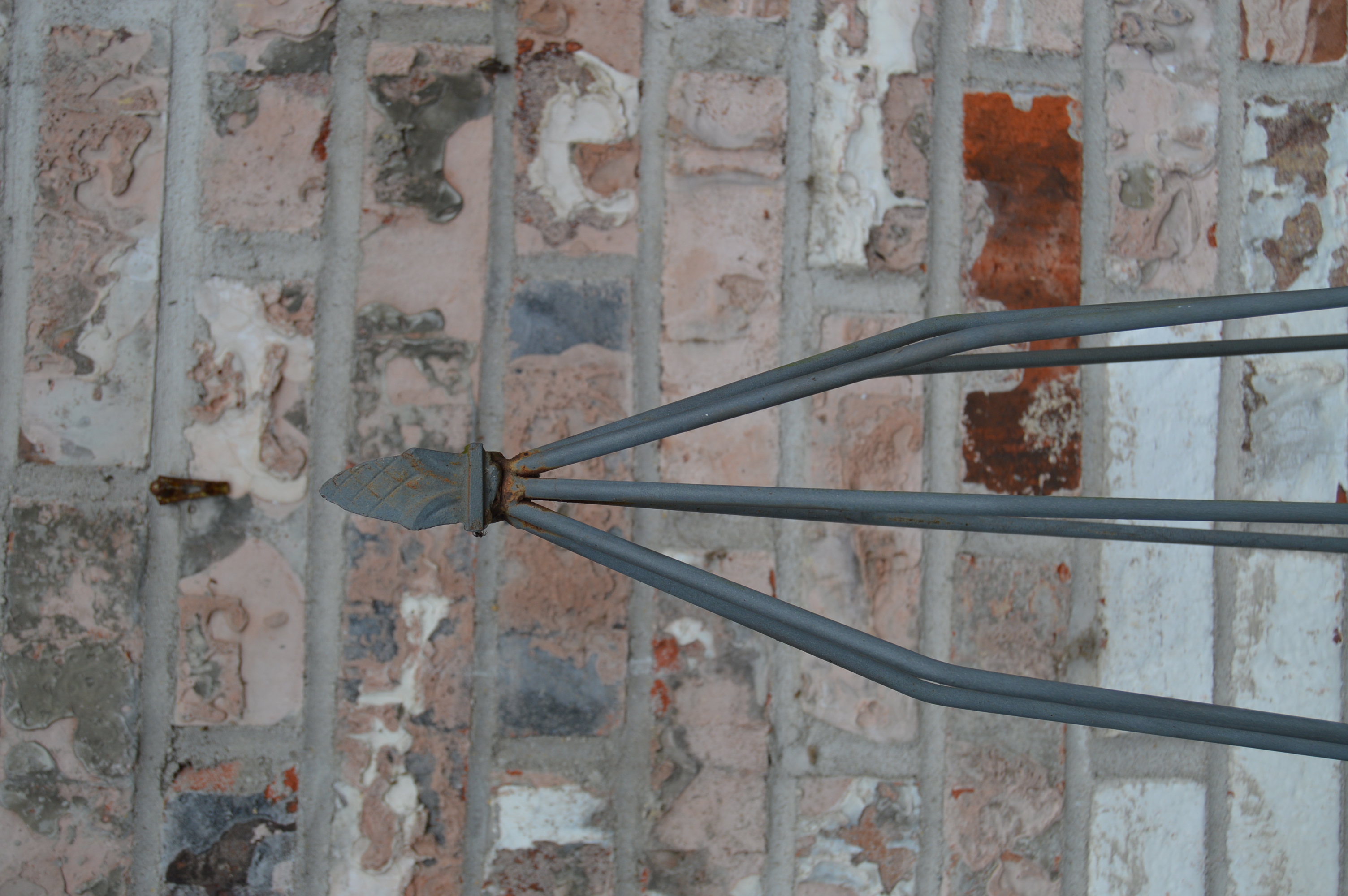 Painted Metal Garden Obelisk/Topiary