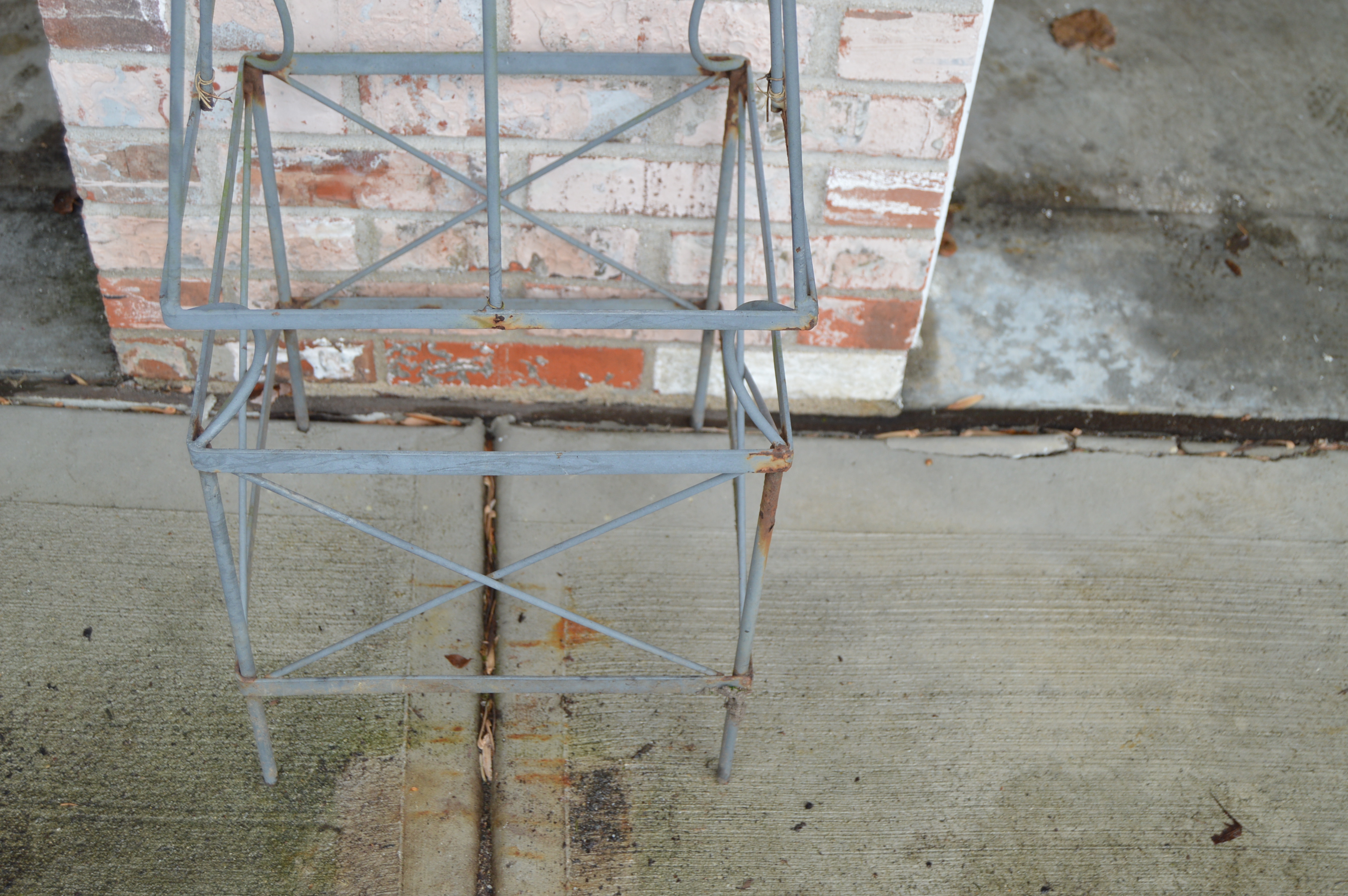 Painted Metal Garden Obelisk/Topiary