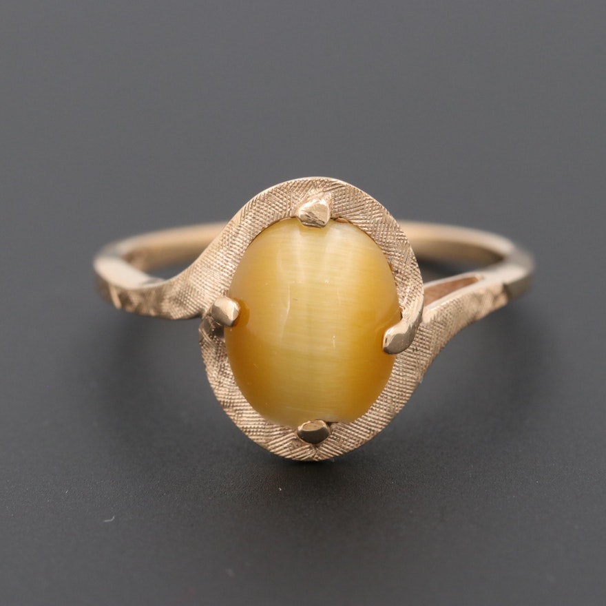 Circa 1950s 10K Yellow Gold Cat's Eye Quartz Ring