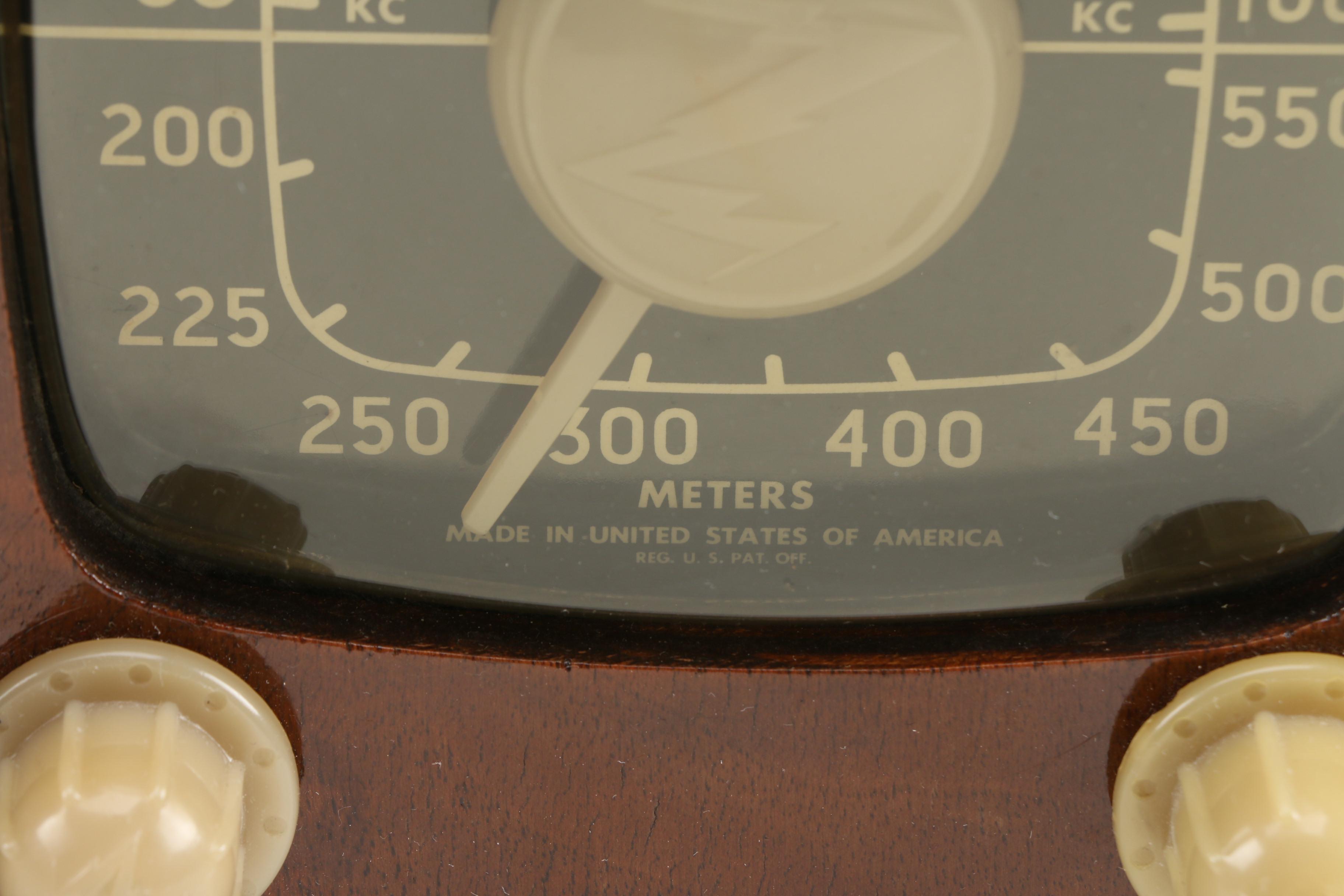 Vintage Zenith 6D525 AM Tube Radio with Wood Cabinet, 1941
