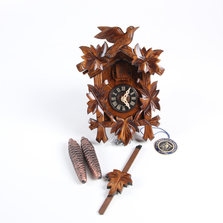 Engstler Kuckuckuhren Black Forest Cuckoo Clock with Walnut Finish