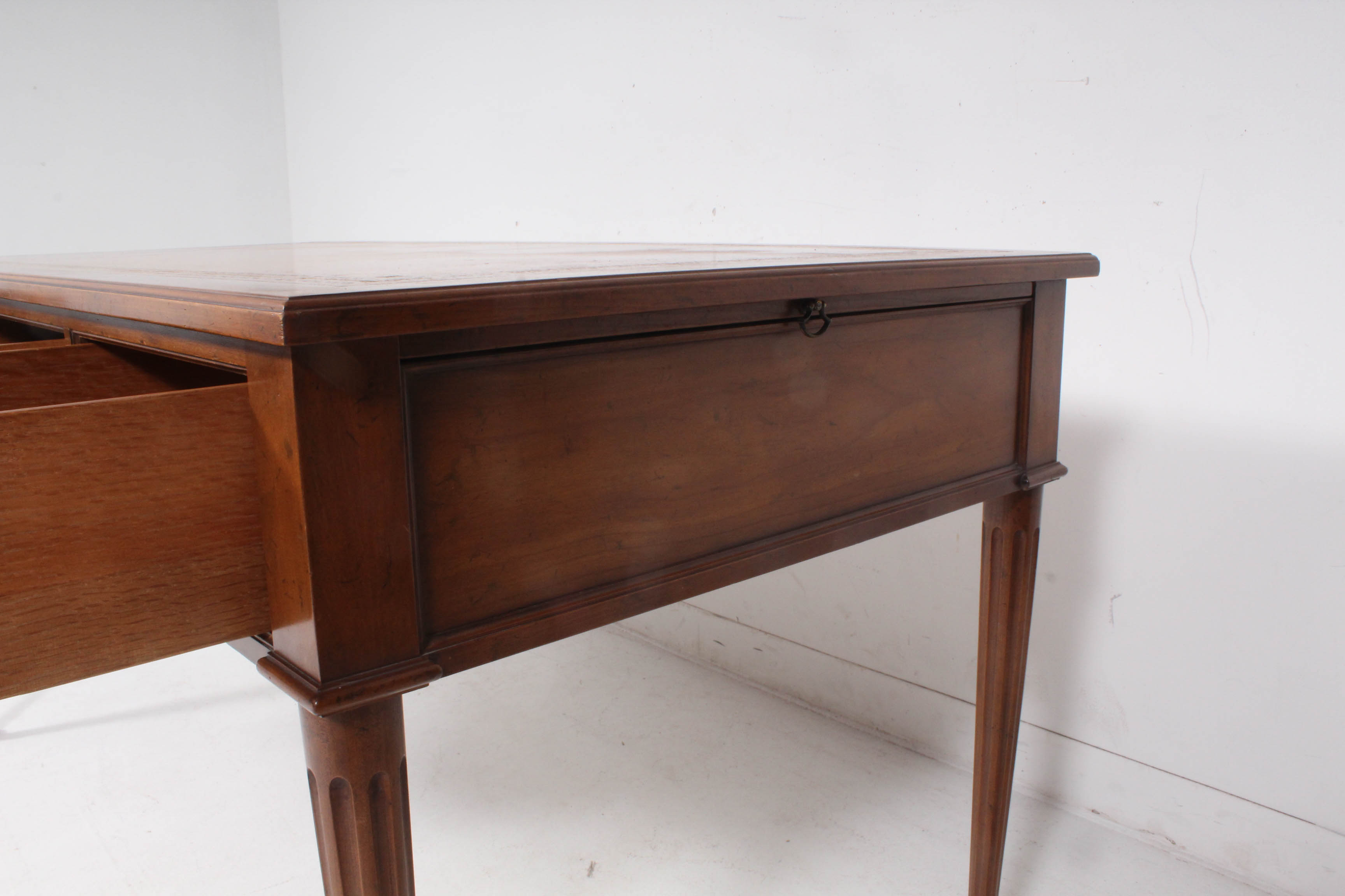 Baker Furniture Sheraton Style Leather Top Executive Desk, Late 20th Century