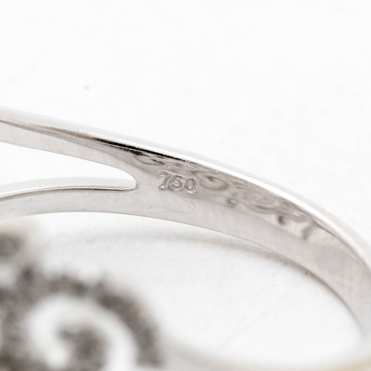 18K White Gold Diamond Ring