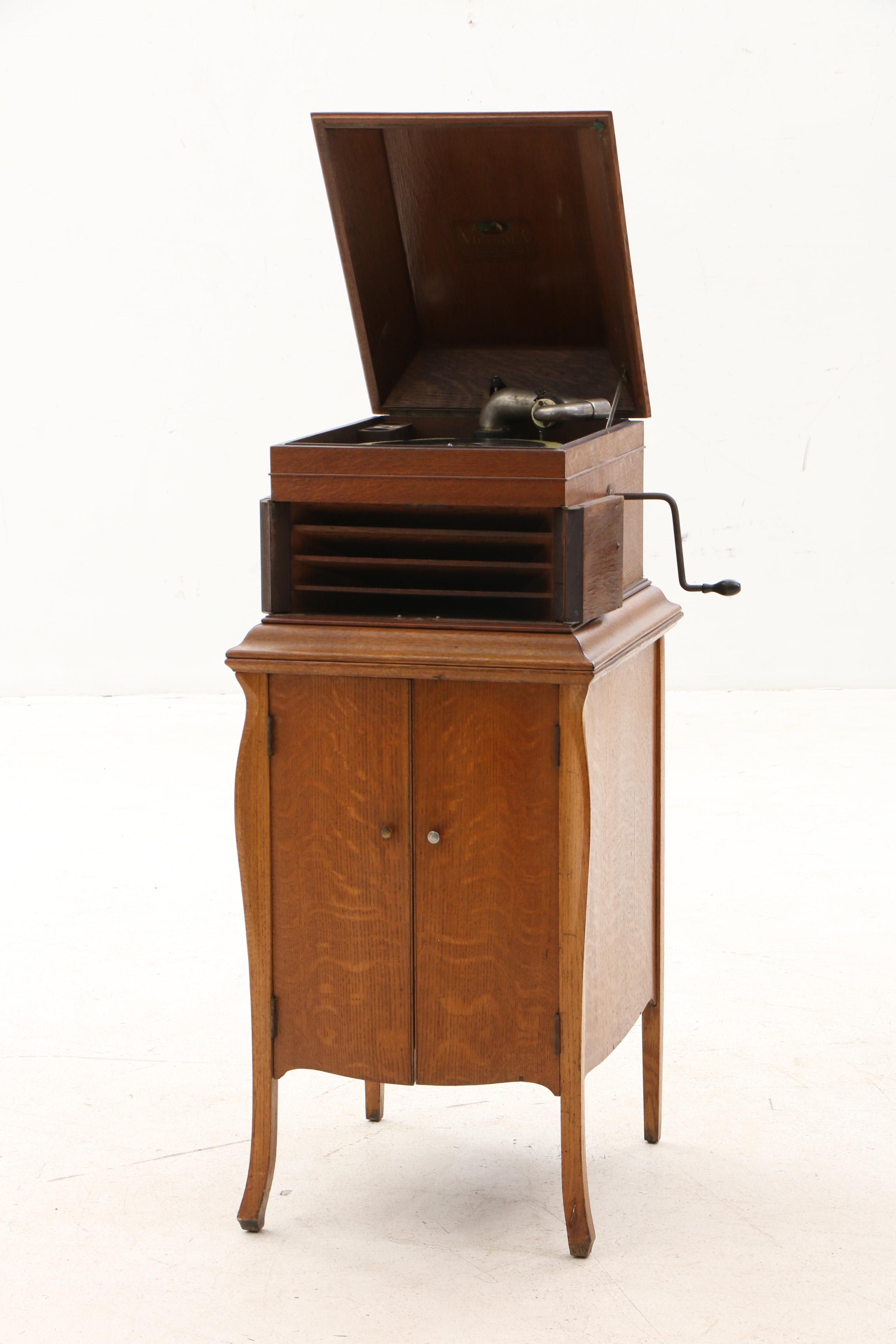 Victrola Victor VV-IX Walnut Phonograph, 1917