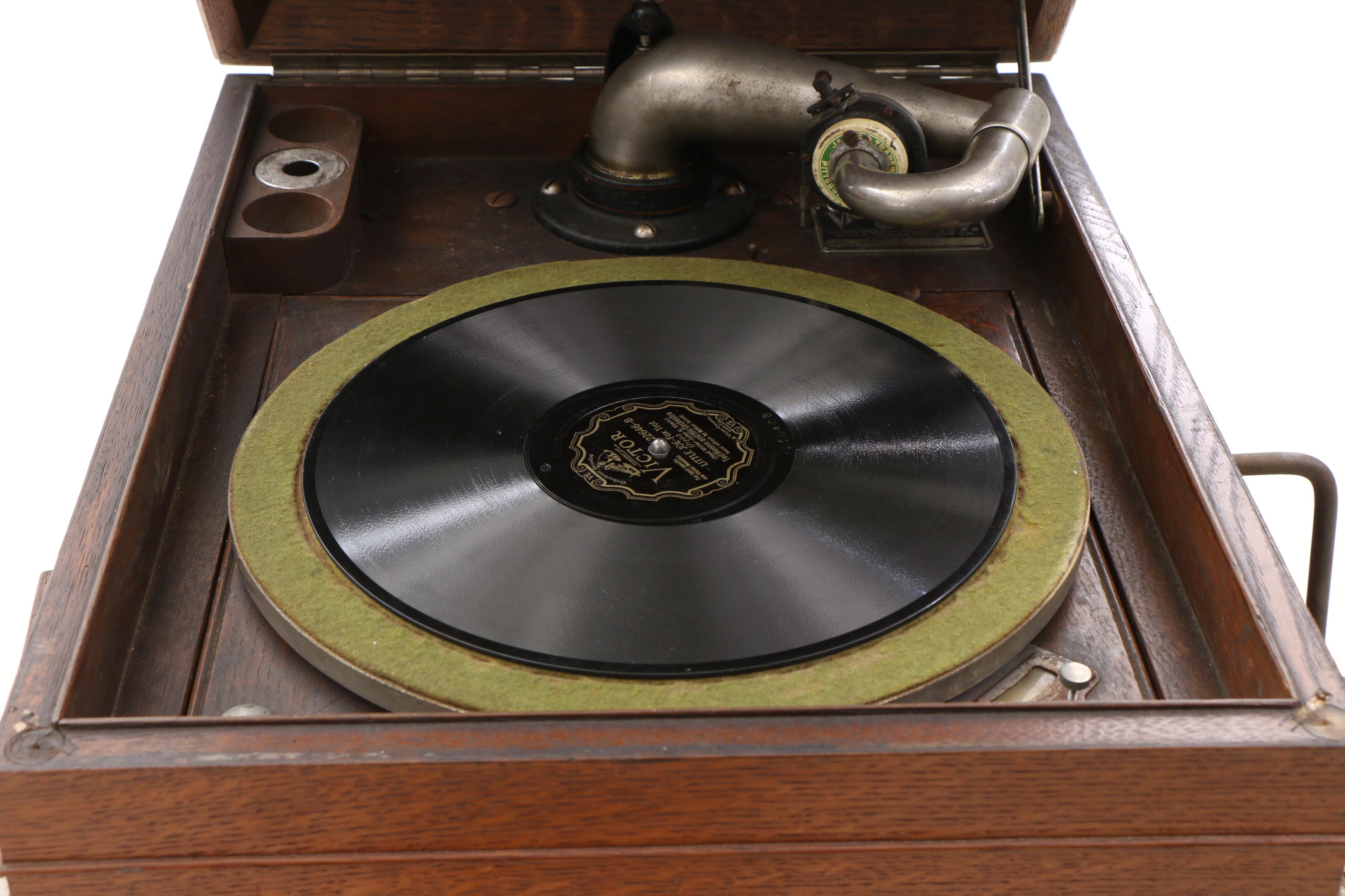 Victrola Victor VV-IX Walnut Phonograph, 1917