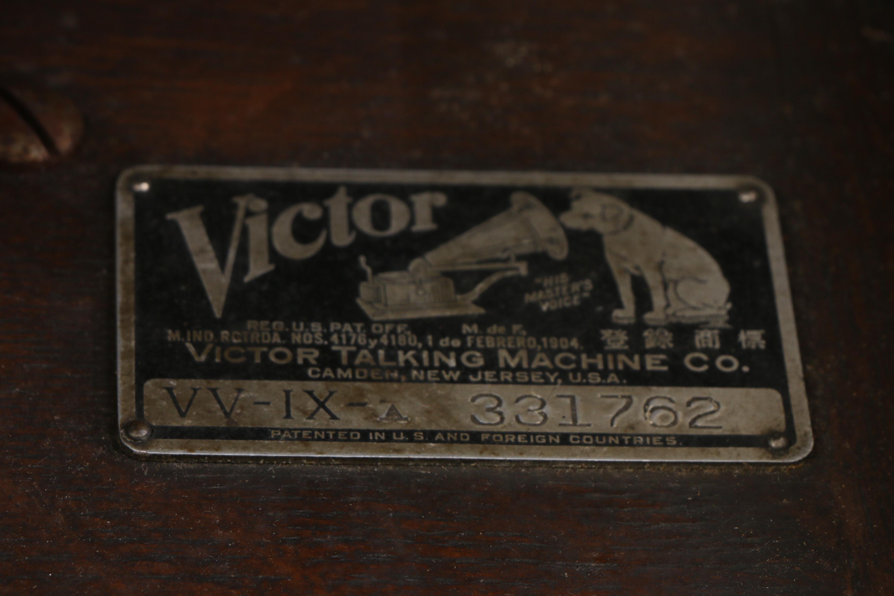 Victrola Victor VV-IX Walnut Phonograph, 1917