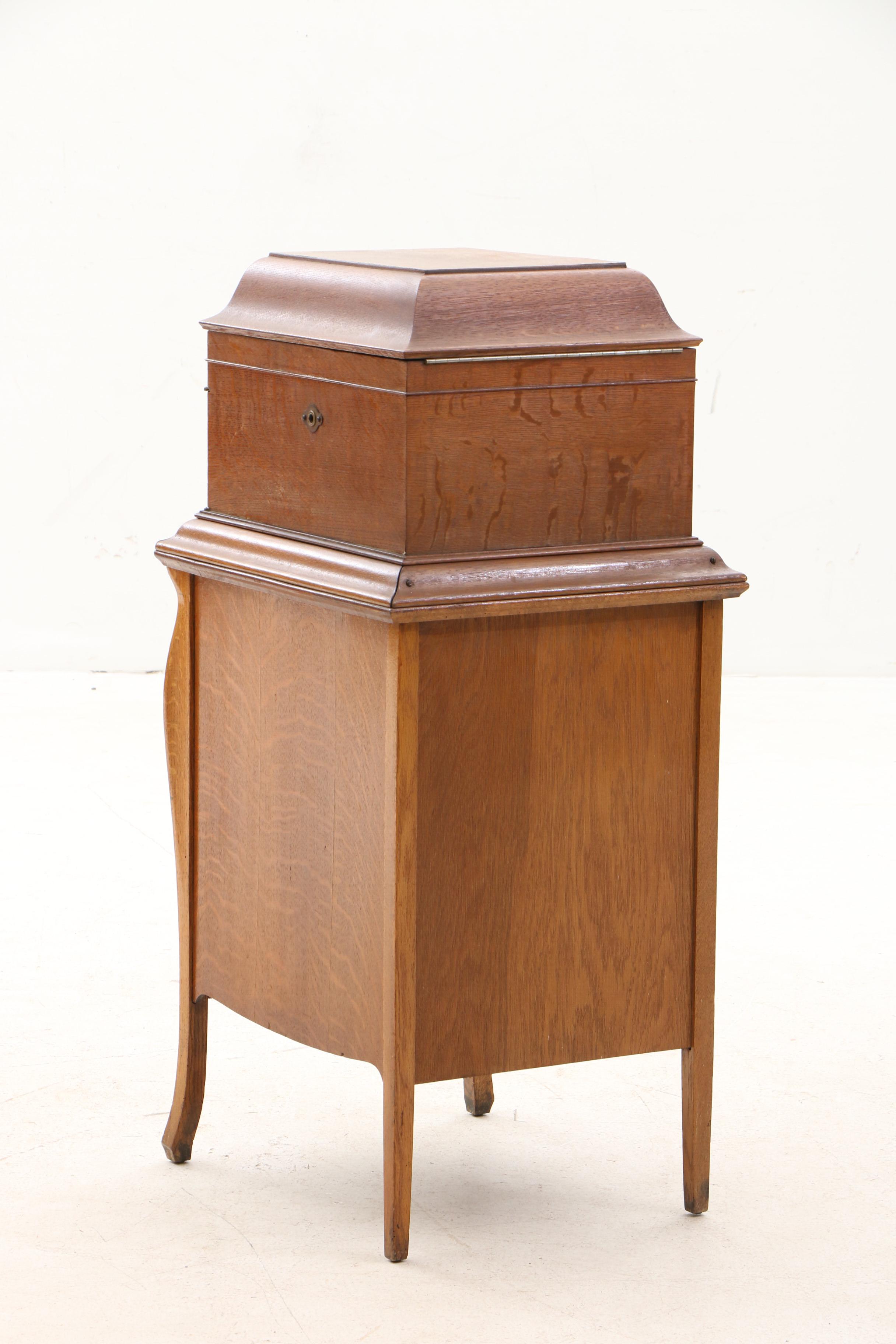Victrola Victor VV-IX Walnut Phonograph, 1917