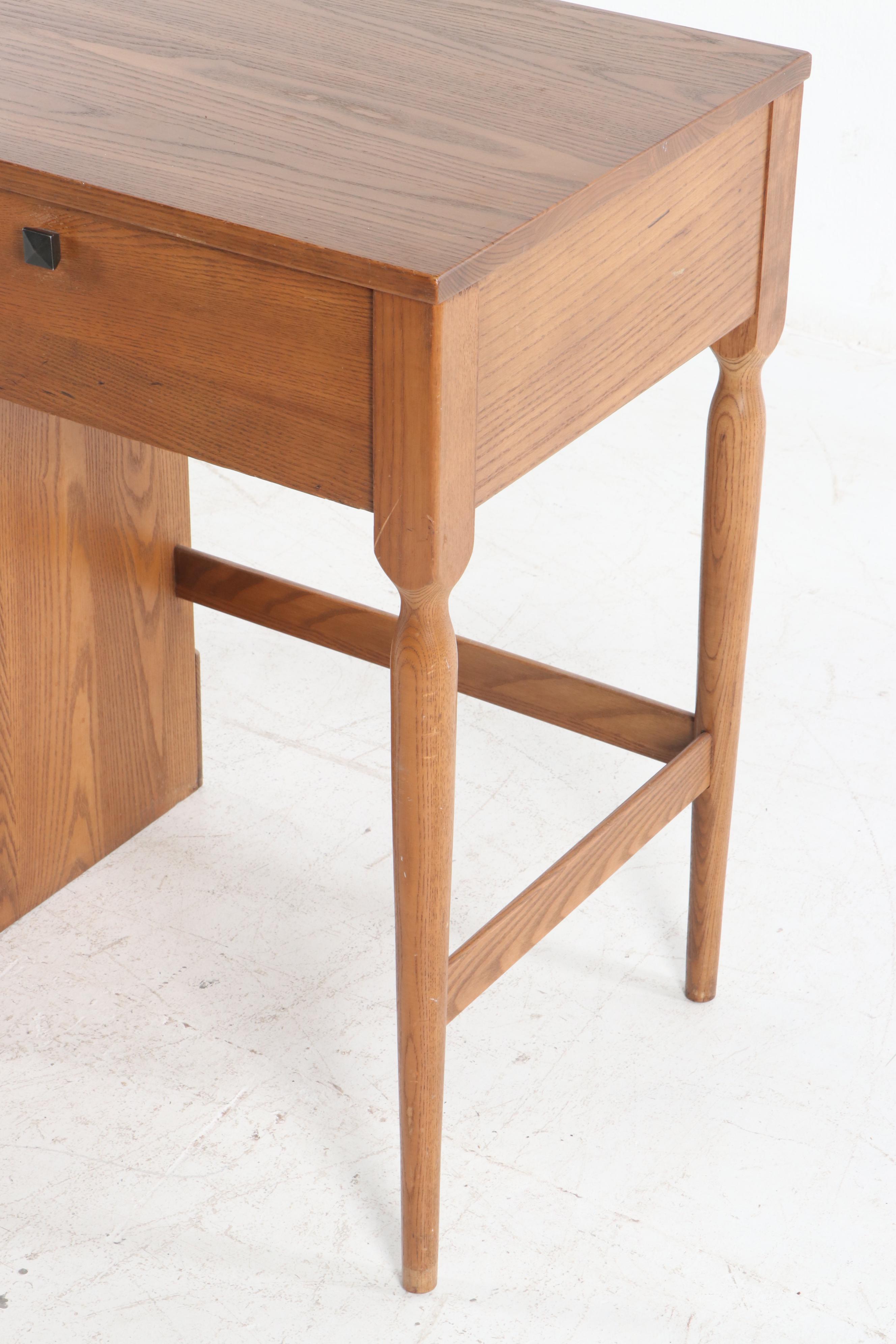 Craftsman Style Oak Desk, 20th Century