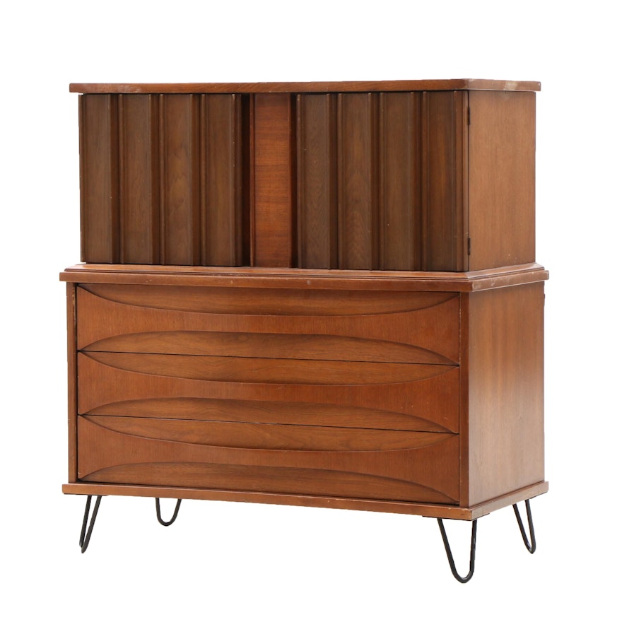 Mid Century Modern Dresser in Walnut Attributed to United Furniture