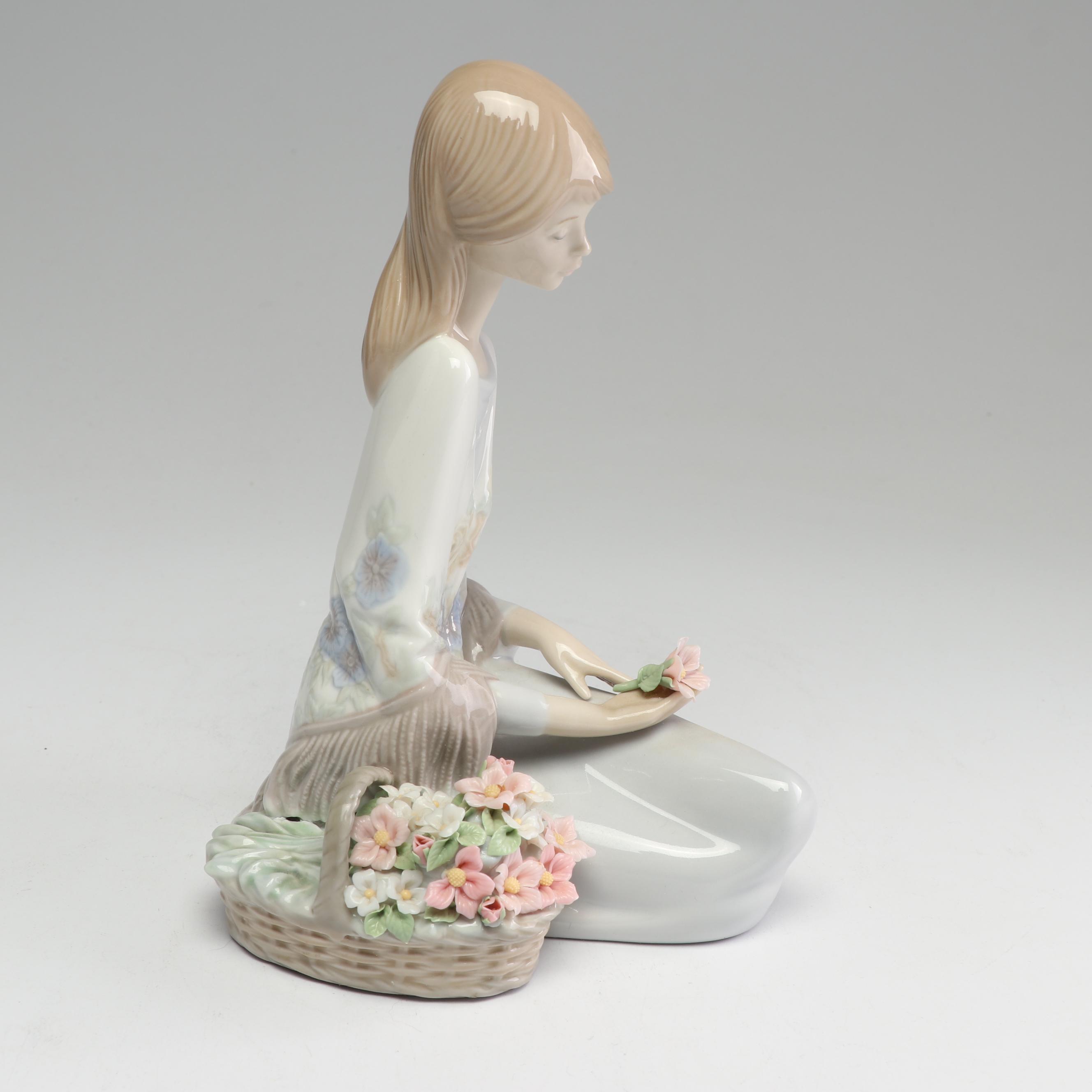 Lladró Collectors Society 1988 "Flower Song" #7607 Porcelain Figurine