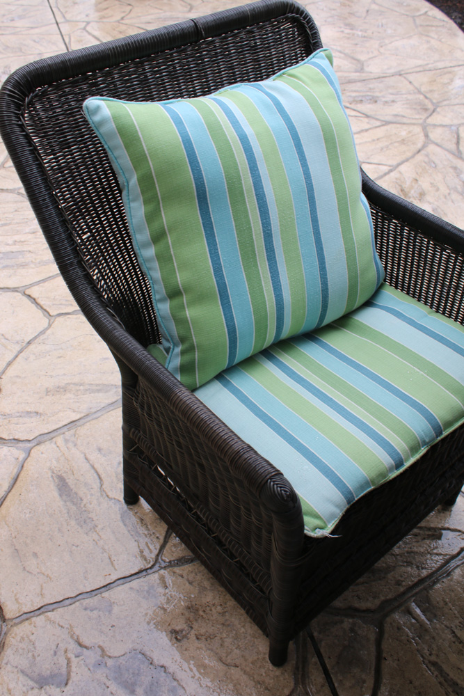 Smith & Hawken Wicker Outdoor Patio Dining Table with Chairs and Umbrella